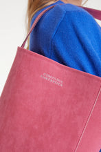 Cargar imagen en el visor de la galería, BOLSO DE HOMBRO GAMUZA ROSA
