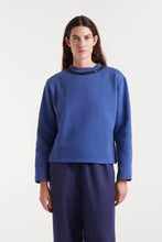 Cargar imagen en el visor de la galería, SUDADETA CUELLO LENTEJUELAS AZUL
