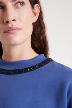 Cargar imagen en el visor de la galería, SUDADETA CUELLO LENTEJUELAS AZUL
