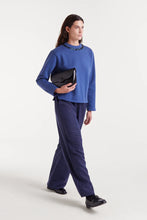 Cargar imagen en el visor de la galería, SUDADETA CUELLO LENTEJUELAS AZUL
