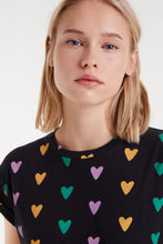 Cargar imagen en el visor de la galería, CAMISETA CORAZONES
