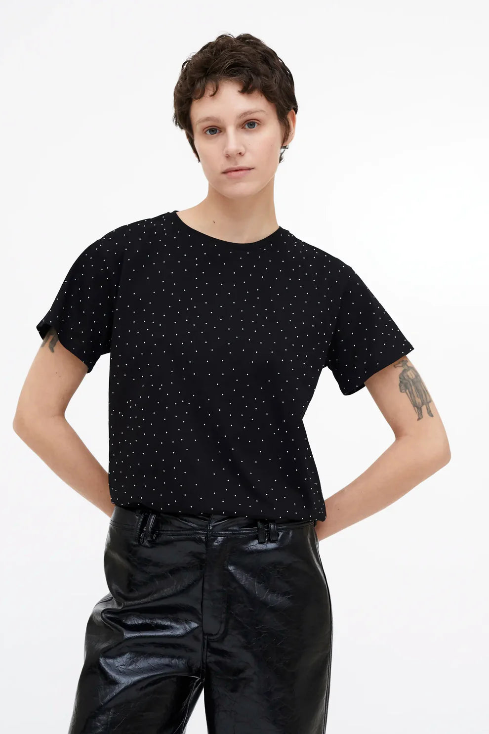 CAMISETA NEGRA APLIQUES PLATEADOS