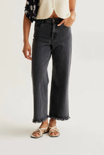 Cargar imagen en el visor de la galería, PANTALON VAQUERO NEGRO CON BAJO RAW-CUT
