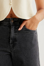 Cargar imagen en el visor de la galería, PANTALON VAQUERO NEGRO CON BAJO RAW-CUT
