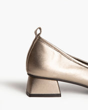 Cargar imagen en el visor de la galería, ZAPATO SALON SATINADO CORINA
