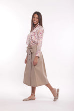 Cargar imagen en el visor de la galería, FALDA MIDI GABARDINA CAMEL
