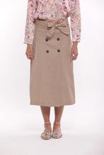 Cargar imagen en el visor de la galería, FALDA MIDI GABARDINA CAMEL
