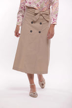 Cargar imagen en el visor de la galería, FALDA MIDI GABARDINA CAMEL
