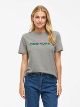Cargar imagen en el visor de la galería, CAMISETA MANGA CORTA VINORA NEW YORK

