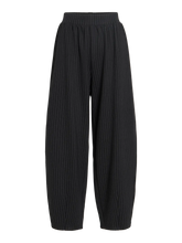 Cargar imagen en el visor de la galería, PANTALON BARREL RAYA
